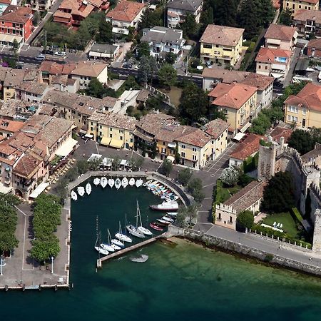 Albergo Del Garda Torri Del Benaco Exterior photo