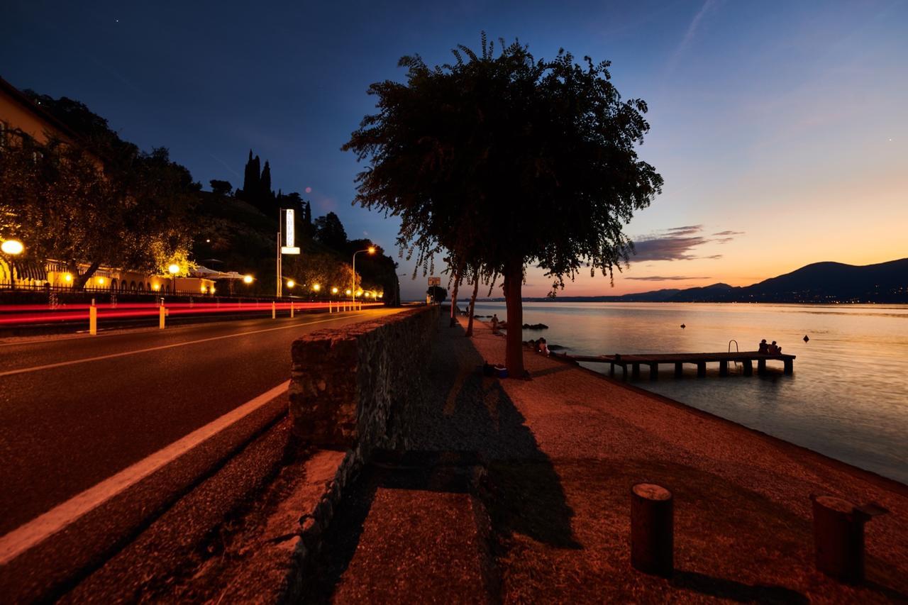 Albergo Del Garda Torri Del Benaco Exterior photo