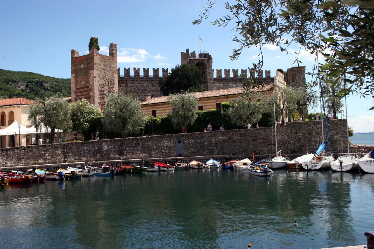 Albergo Del Garda Torri Del Benaco Exterior photo