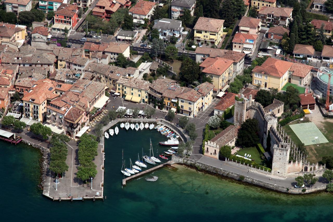 Albergo Del Garda Torri Del Benaco Exterior photo