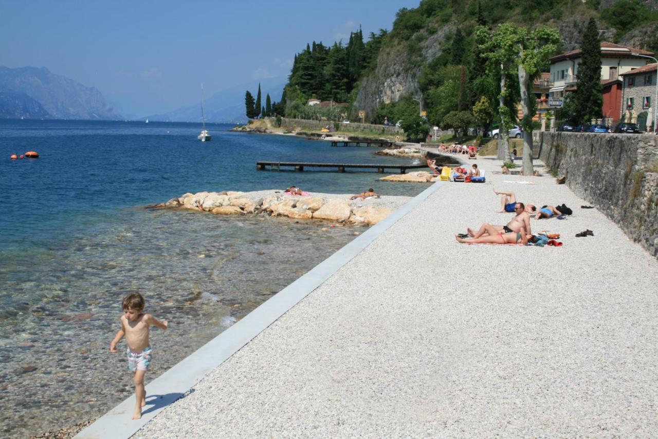 Albergo Del Garda Torri Del Benaco Exterior photo